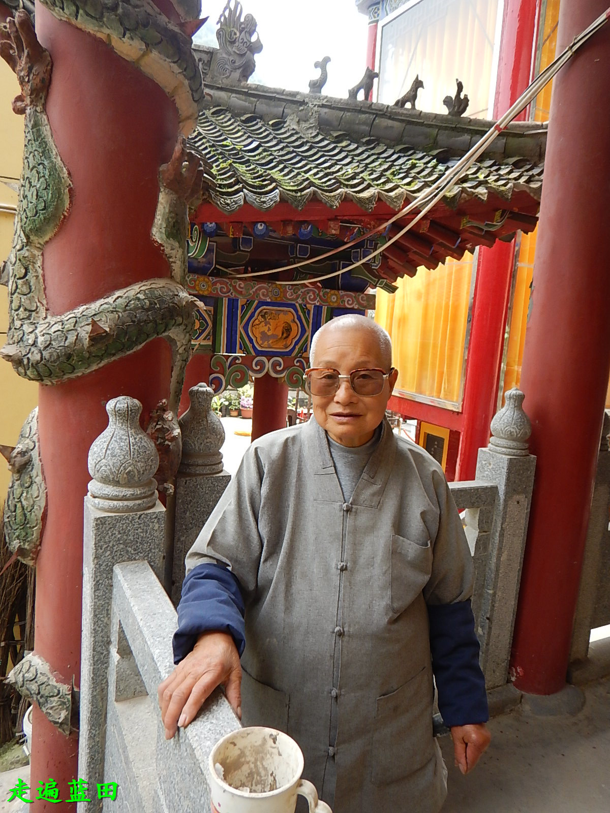 开启自性真智慧,笑游清秀山水间.
