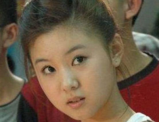 很多网友就纳闷了,为什么李小萌姓李,却是冯巩的女儿呢?