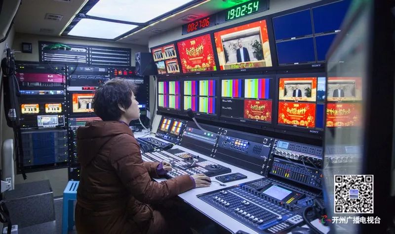 灯光师"板凳神"导播台工作人员一台春晚凝聚了数百人的辛苦付出许多