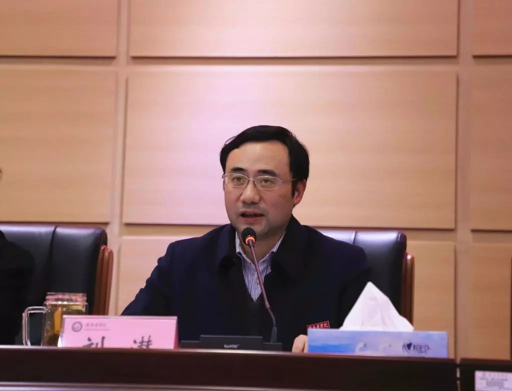 李恭进强调,当前更名大学工作势头很好,卓有成效,务必坚定信心和决心.