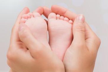 为什么孩子出生后都要留下小脚印,医生解释完,恍然大悟!