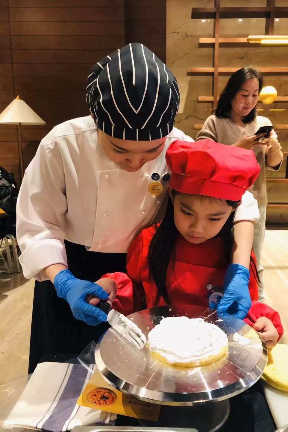 铺上自己喜欢的新鲜水果给蛋糕涂上香甜的奶油小朋友自己动手在甜品师