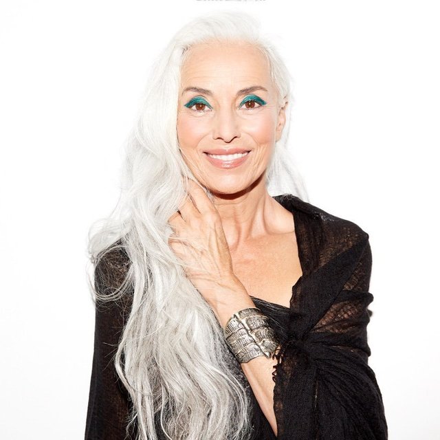 法国60多岁超模私照曝光满头银发身材火辣美到令人疯狂