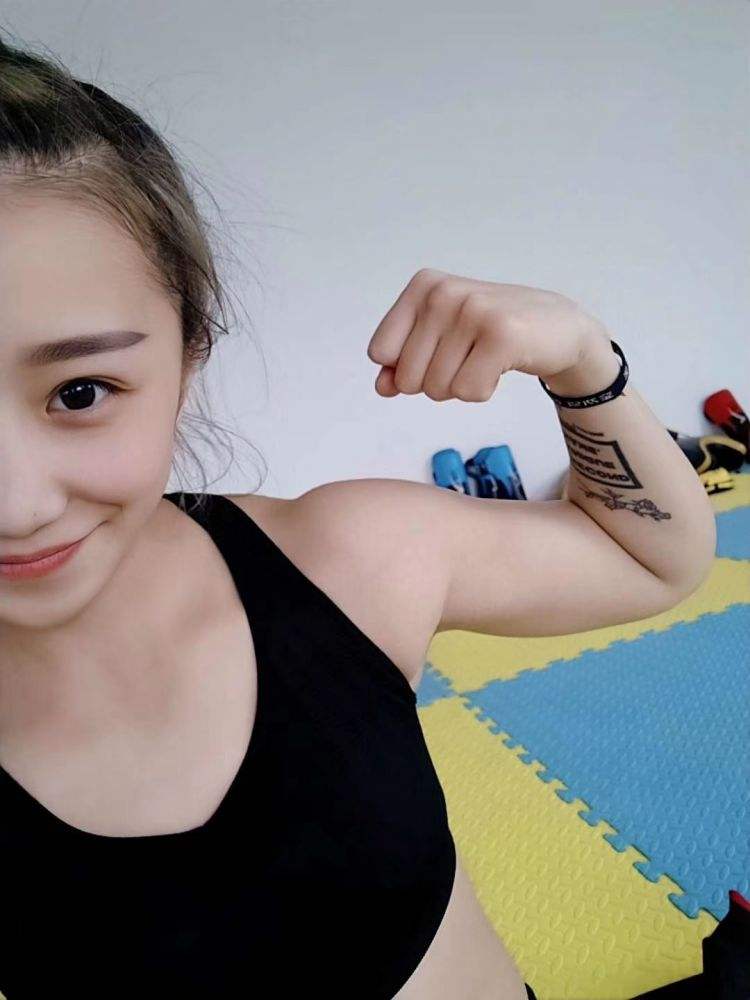 但是她的拳迷却丝毫的不在乎啊,许多人都说:"有了张思雨之后,搏击比赛