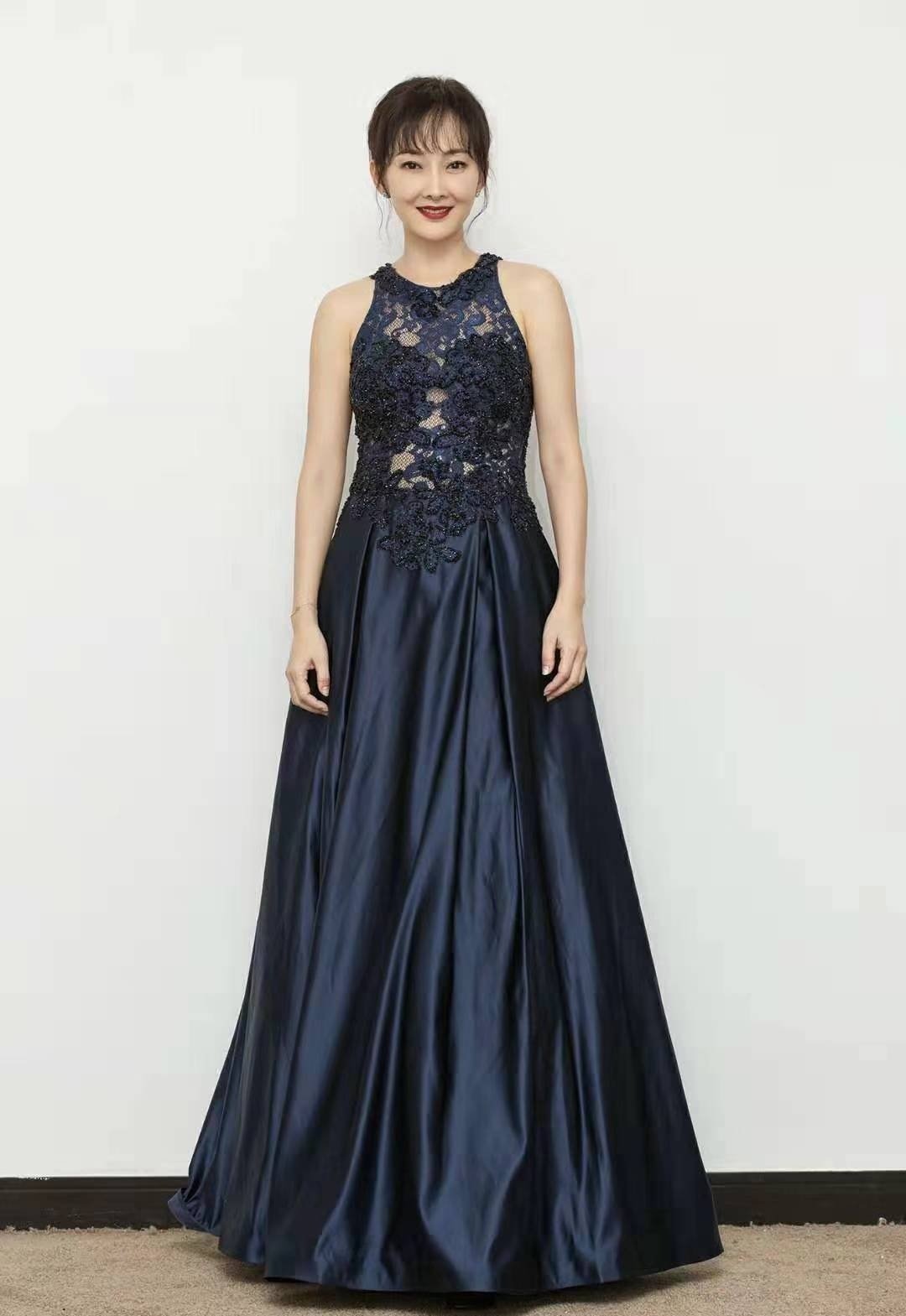 牛莉获最佳女演员奖穿蕾丝长裙人美气质好47岁丝毫不显老