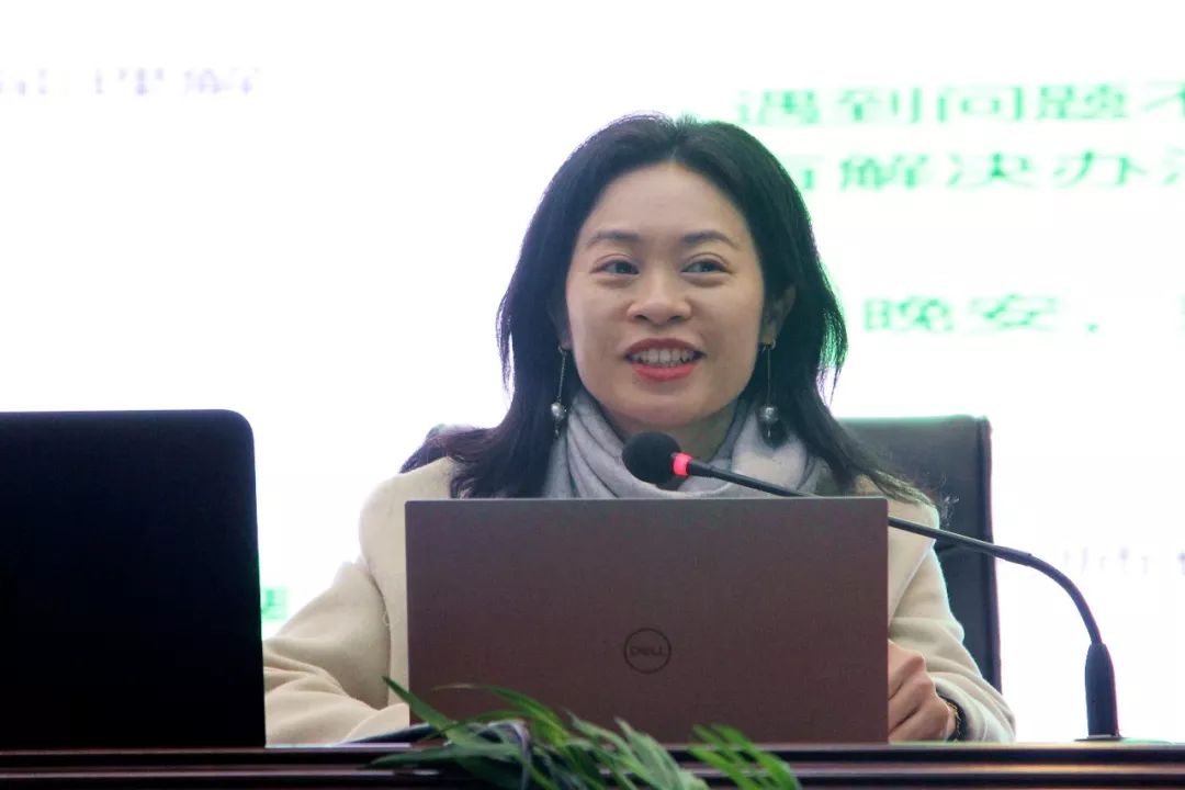 g10年级主任王琳琳老师会议伊始,在g10,g11年级学生制作的视频中,家长