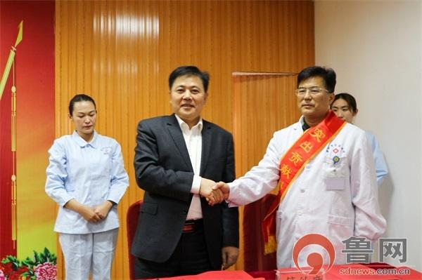 颁奖结束后,韩兴贵分别与科室代表徐元杰和王延生主任签订了《科室