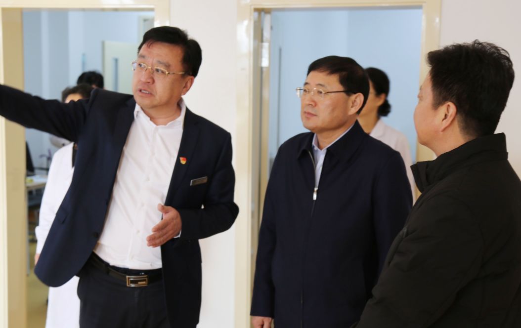 春节前廉京燮县长来汪清县中医院走访慰问