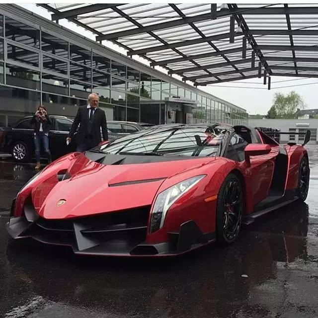 红色毒药兰博基尼venenoroadster红色辣马法拉利laferrari