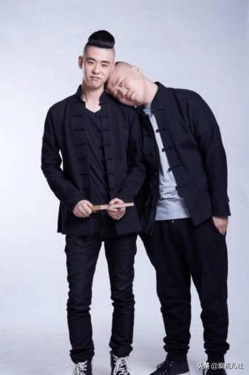 孔云龙和张云雷聚会后感慨在一起好了二十年我终于成了黑衣人