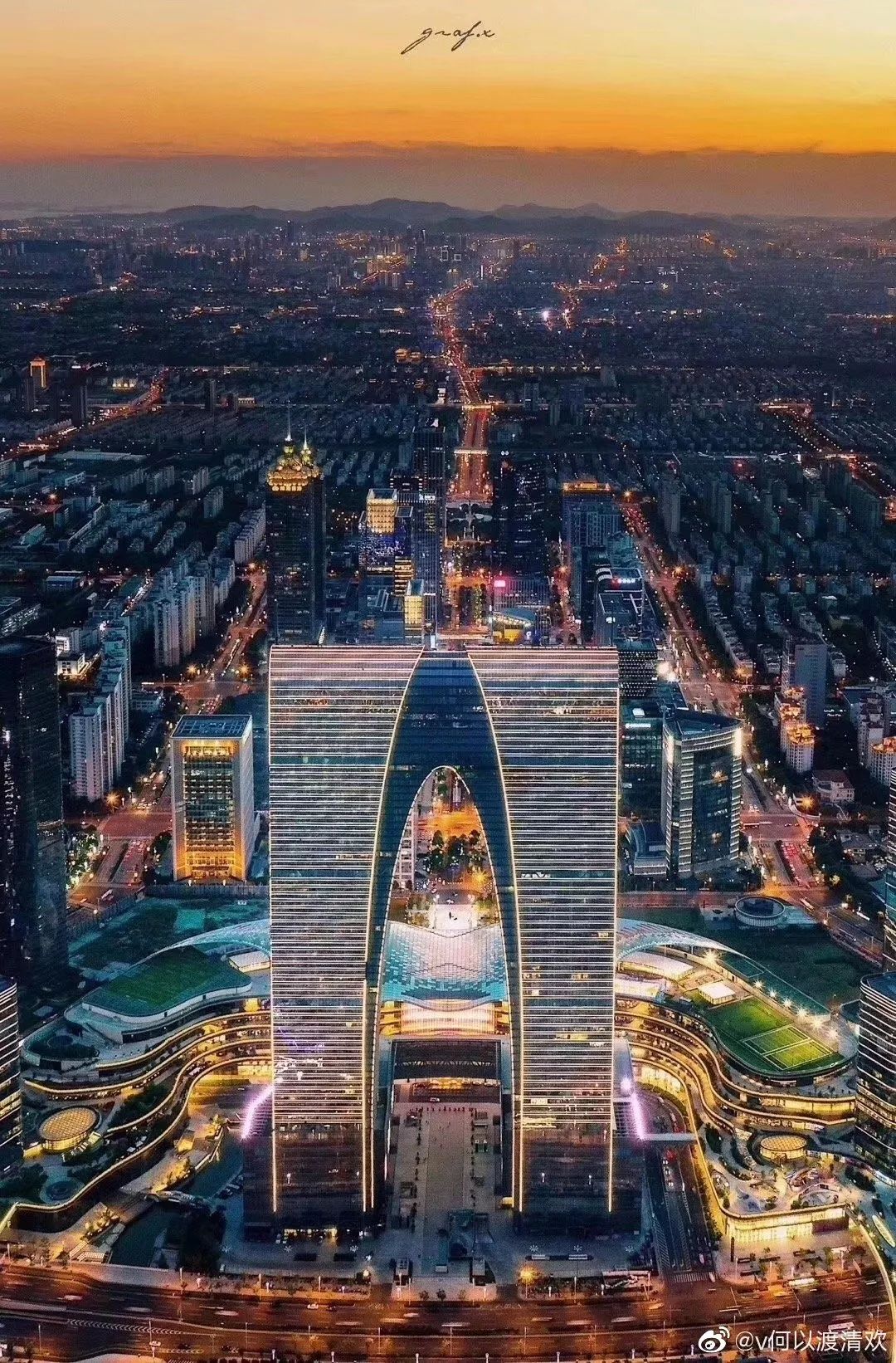 76 76 76自东方之门顶楼悬挂而下200米长的巨号春联76 76