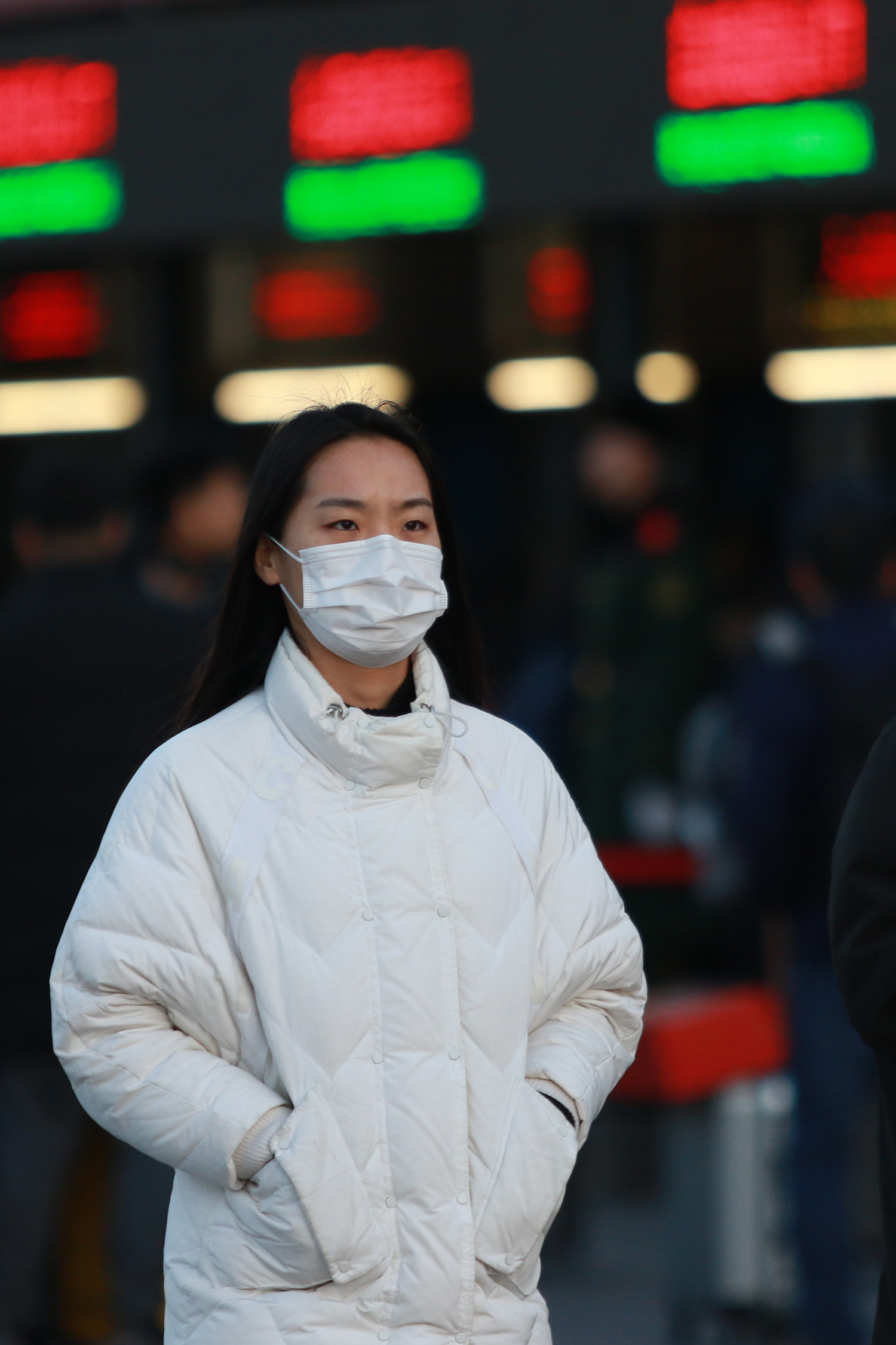 實拍北京火車站返鄉潮,戴口罩旅客增加