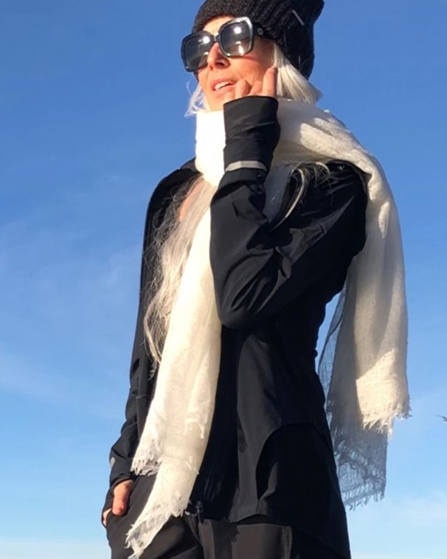 法国60多岁超模私照曝光满头银发身材火辣美到令人疯狂