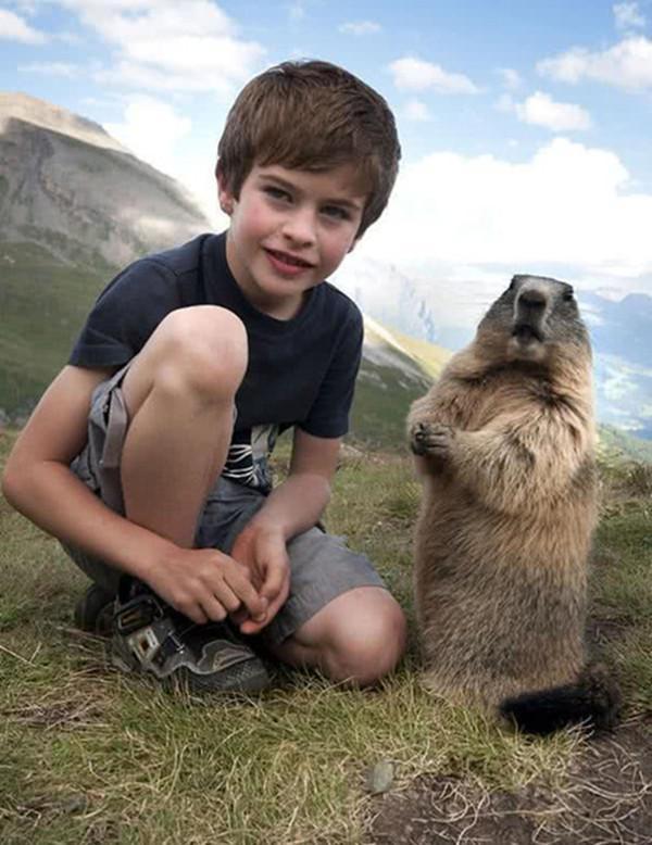 小男孩和土拨鼠成了好朋友,拥抱亲吻超暖,确定这是咆哮哥?