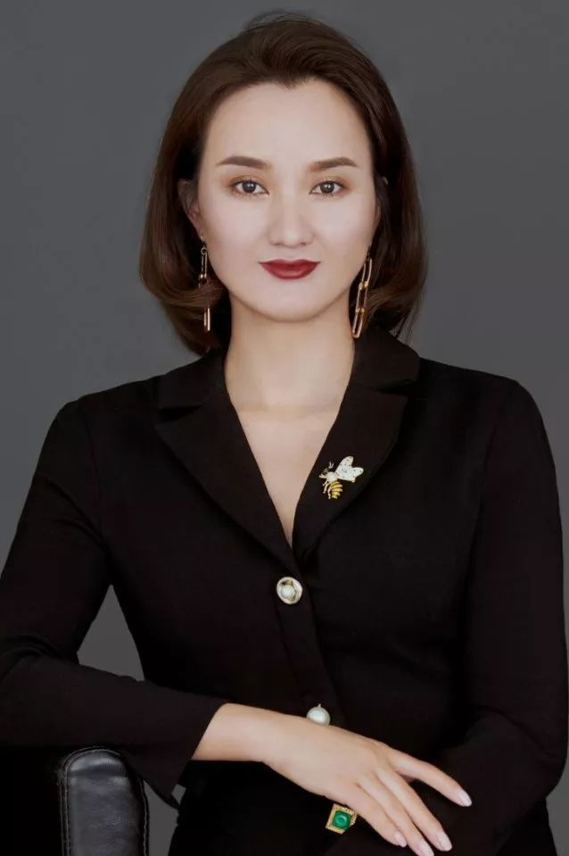 刘玫希和拥有百万粉丝的美妆时尚博主好看本人共同打造了一期新娘妆