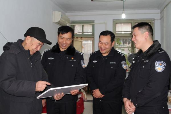 河南省义马市公安局李奇志局长春节前看望慰问离退休干部