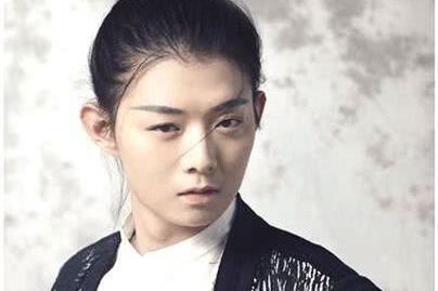 他是反串走红的歌手，父亲曾红遍大江南北，15岁妹妹罕见出镜_霍尊