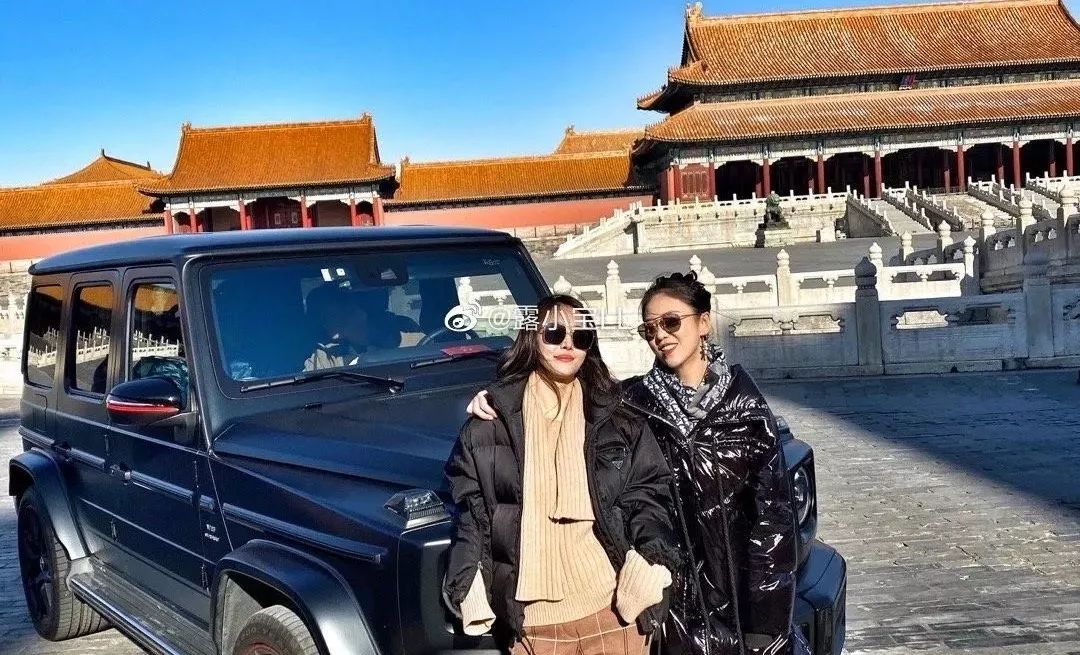 最新故宫奔驰女疑现身美国再度炫富被爆研究生考试曾作弊150亿市值