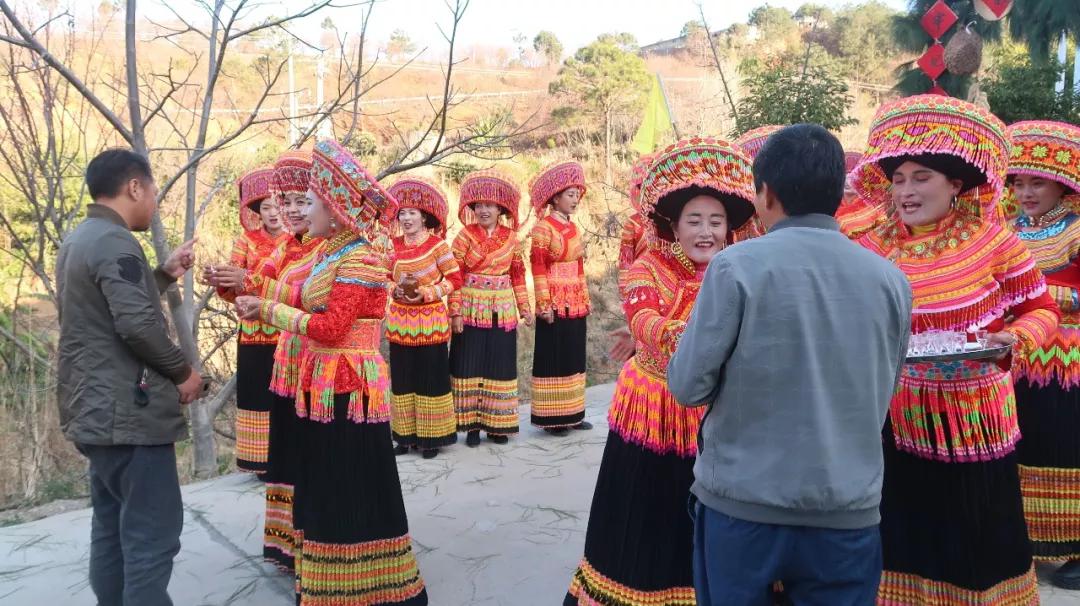 傈僳族闊時節來了打跳歡歌彩裙飄在涼山德昌過不一樣的新年