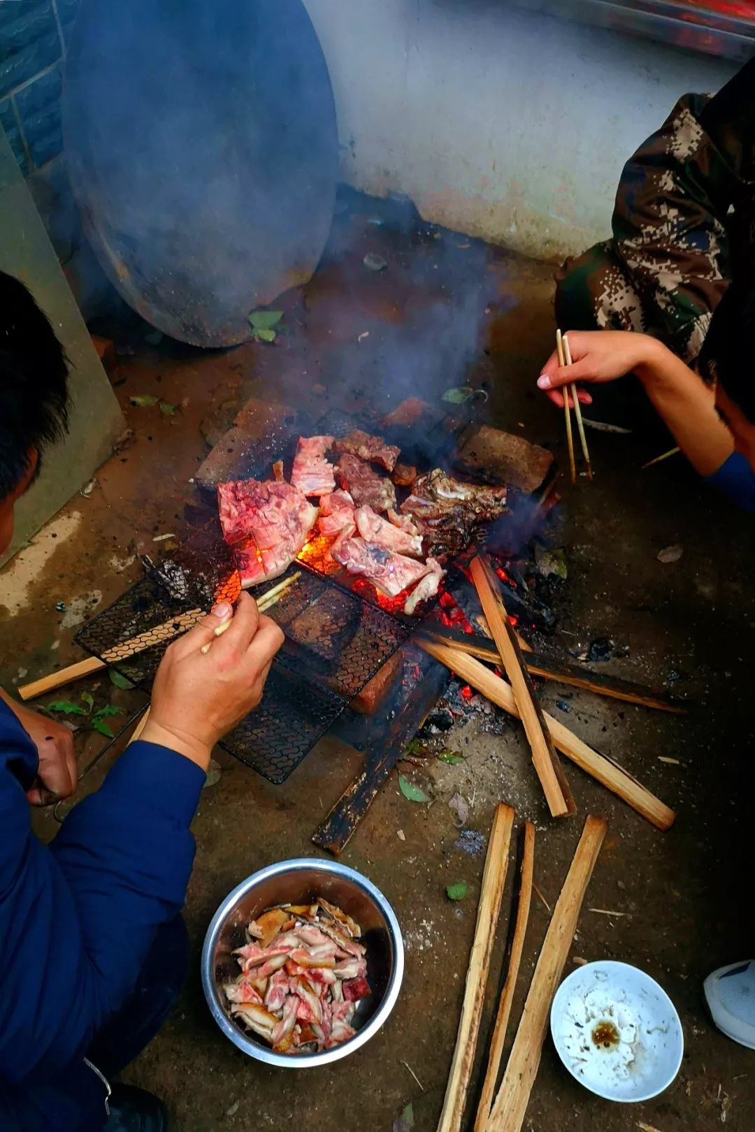 一年一次的杀猪饭,是冬日乡村留给云南人最美的新年礼物_主人家