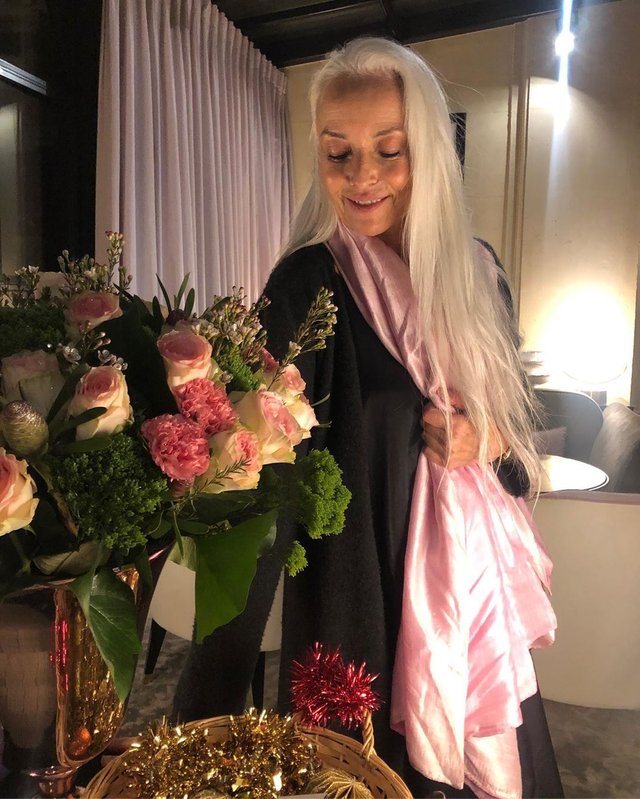 她用她的生活经历告诉了我们,即使白发苍苍,依然可以活得像少女一样.