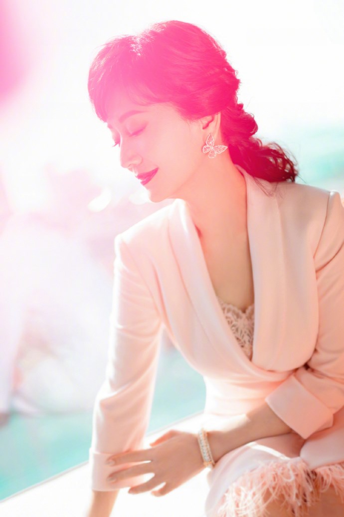 赵雅芝这次有点小性感,裸粉色的西装羽毛裙搭配蝴