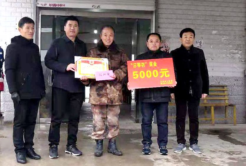 每到一户,李功胜政委,马怀洪区长等领导都详细询问军属的家庭生产生活