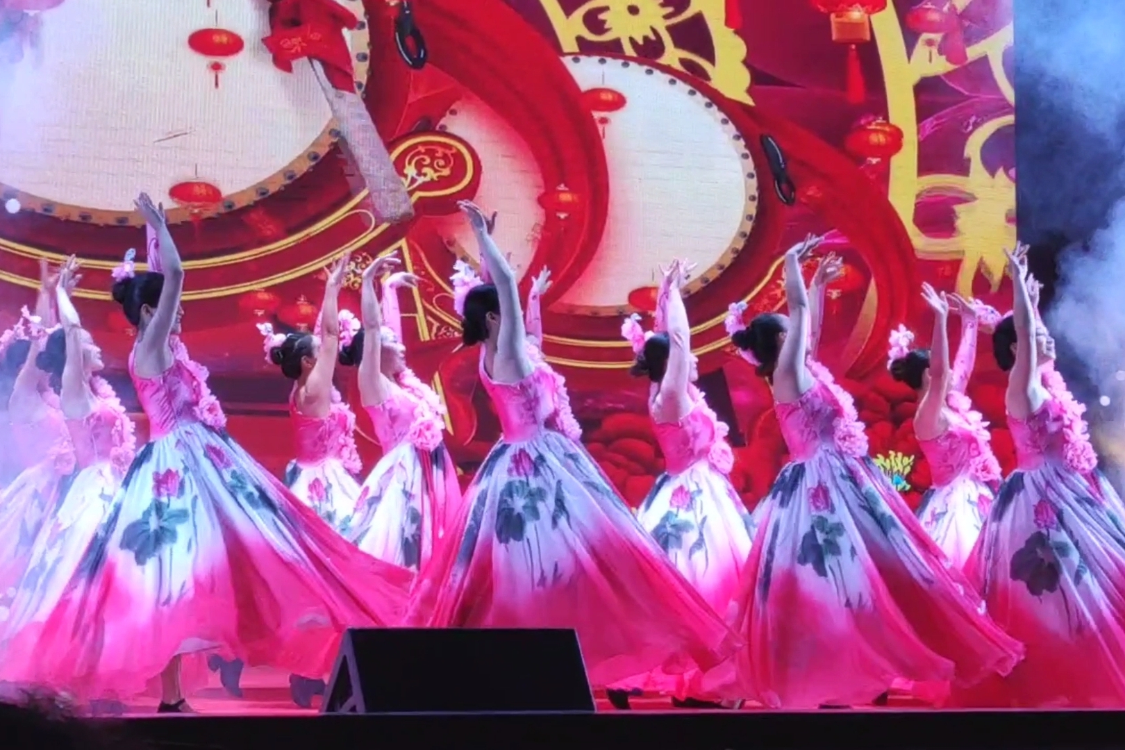 过年了看水富市迎春晚会开场舞热闹