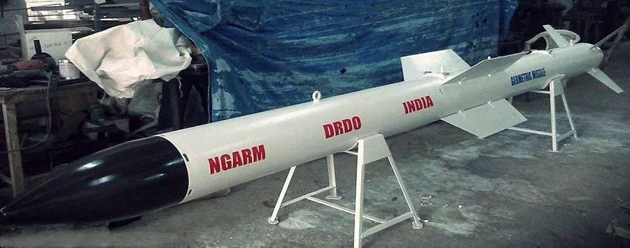 新一代ngarm反辐射导弹体积较小,长度比美国的agm-88"哈姆"反辐射导弹