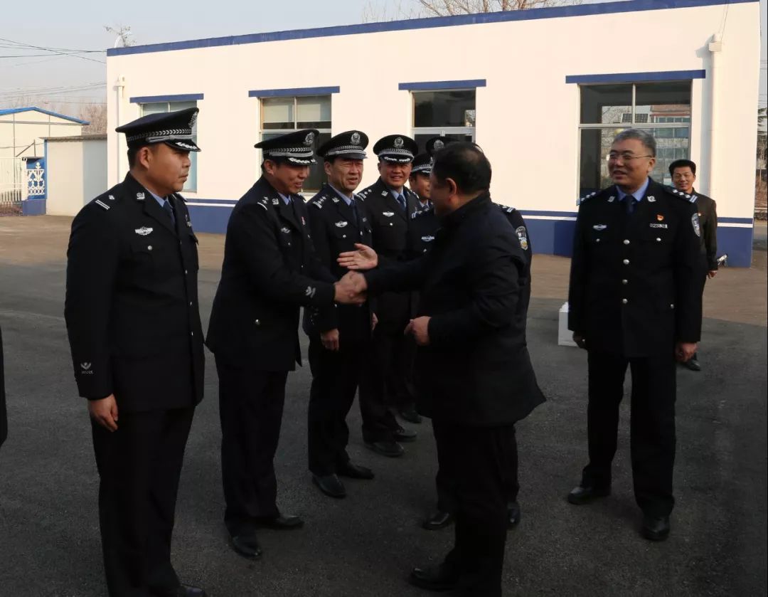 在区消防大队训练场,汪德法亲切的与消防队员们握手