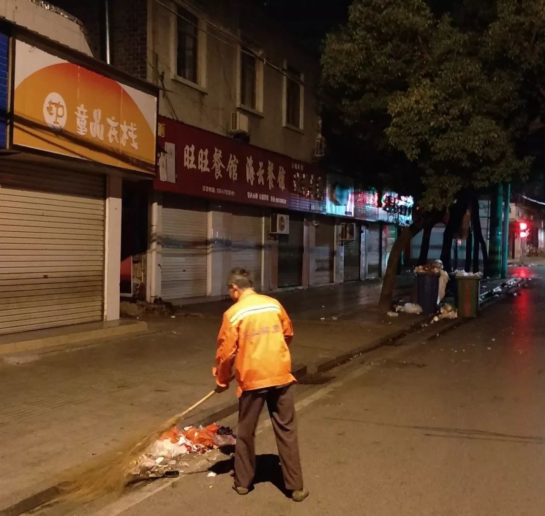 凌晨4点,龙泉驿街头发生的一幕.