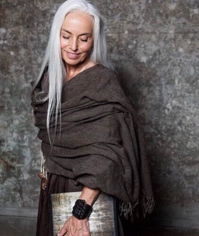 法国60多岁超模私照曝光满头银发身材火辣美到令人疯狂