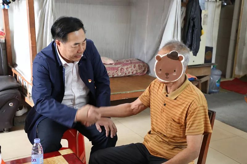 日前,南头镇党委委员,副镇长梁国豪,党委委员薛焯明在教育,农业等部门