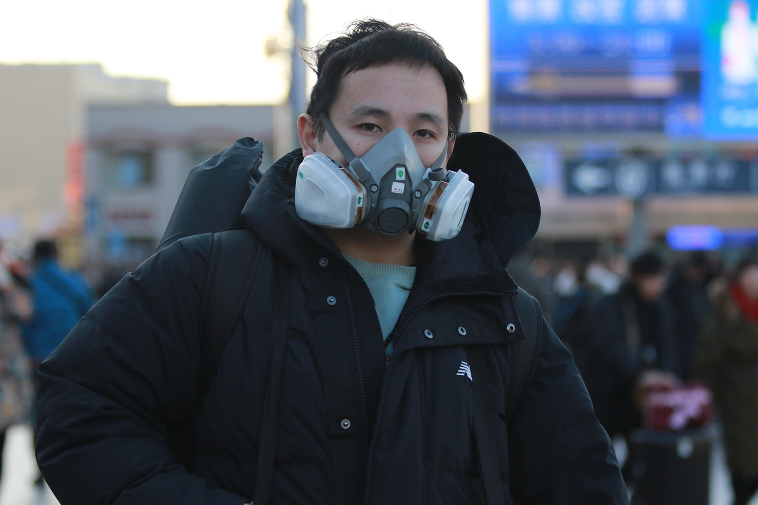 實拍北京火車站返鄉潮,戴口罩旅客增加