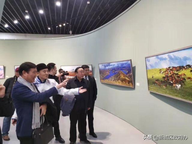 哈斯巴更中蒙俄攝影藝術作品展在內蒙古美術館舉行開幕式