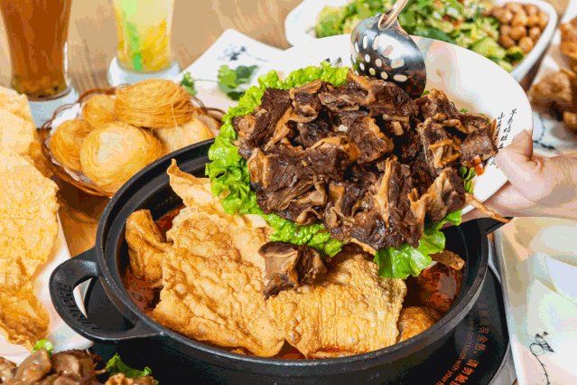 排队3小时就为这一口牛杂煲爆红广州30年连汤都不想剩下