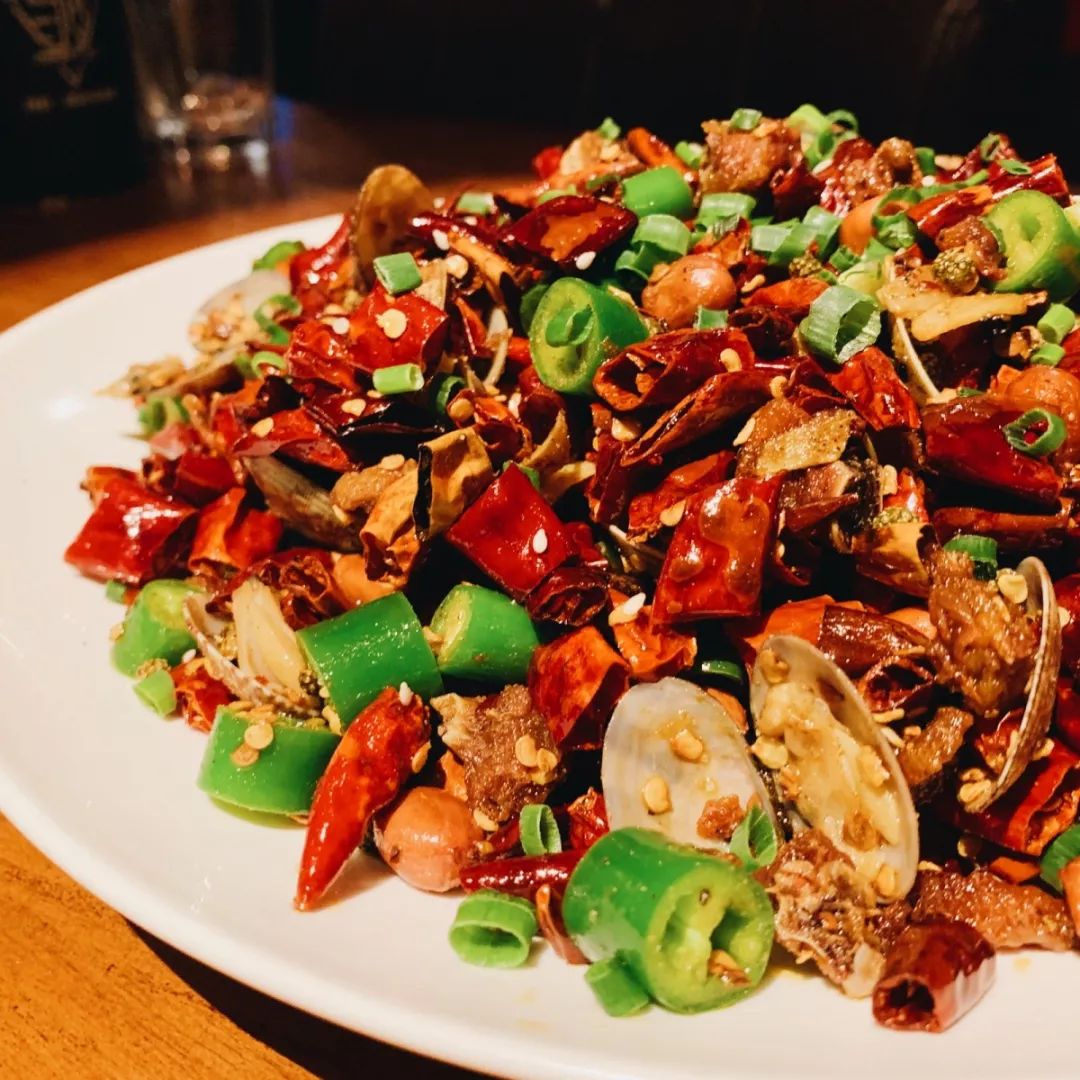 花甲遇上鸡,花甲与辣子鸡的完美搭配青红椒的香味包裹着花甲和鸡肉鸡