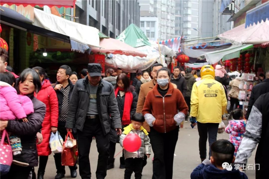 街上人多年味浓