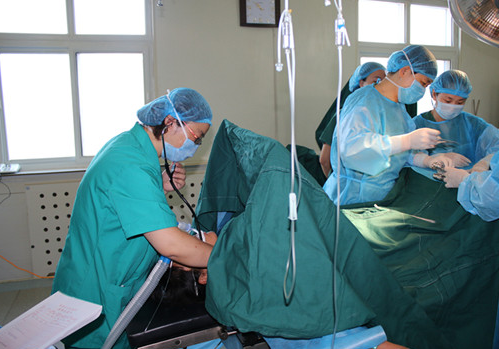 用刀将腹部切开,将孩子拿出来这么简略,其实在手术过程顶用手术刀切开