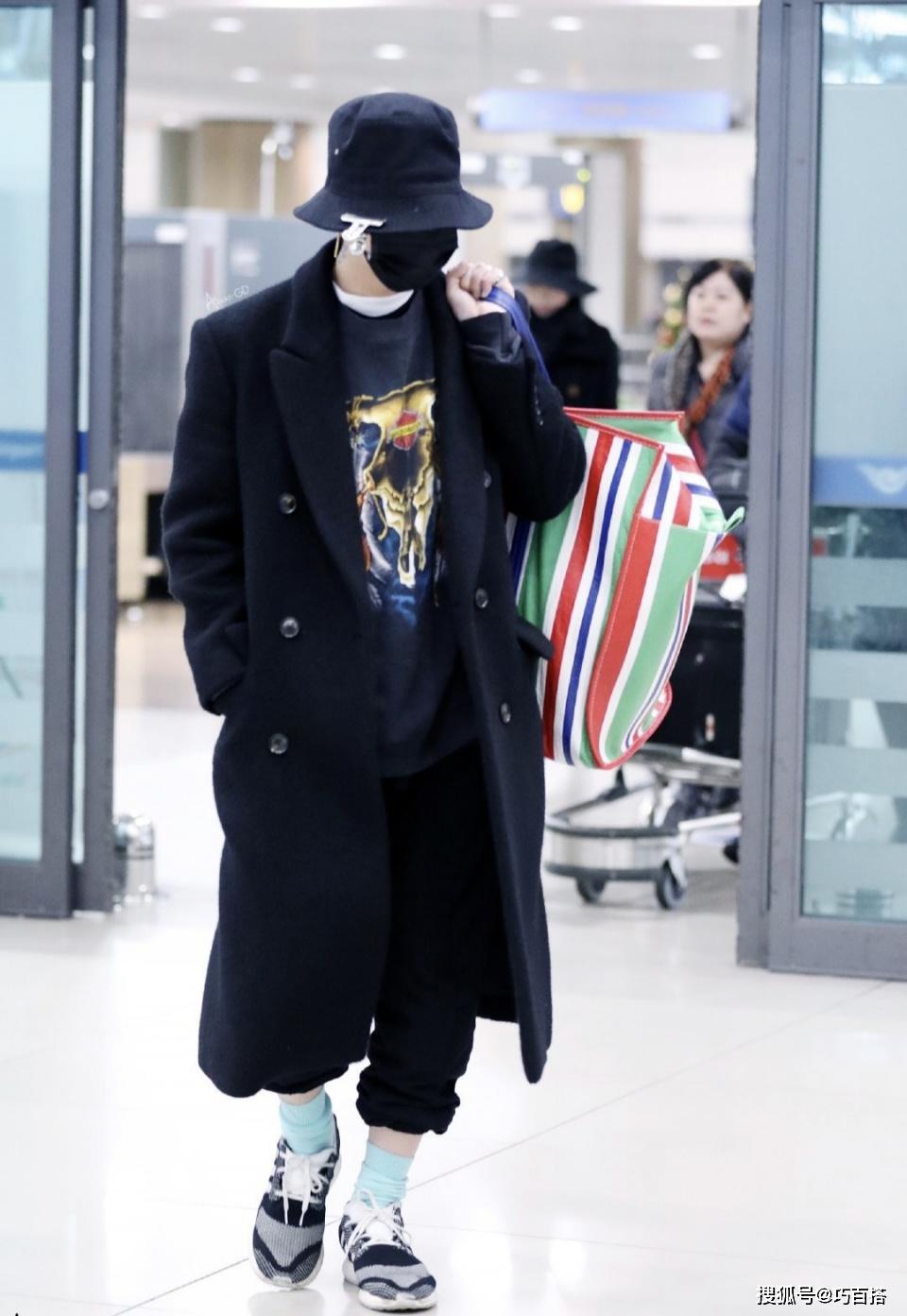 原创权志龙退伍后首次出席巴黎时装周蓝色西装酷帅雅痞气质太惊艳