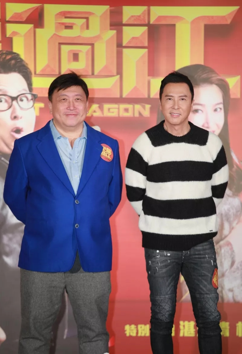 王晶身穿蓝色西装亮相,造型非常亮眼,相信大家对他都不陌生,现在他