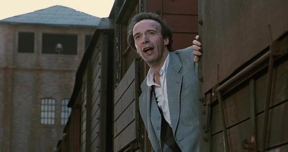 在《爱你如诗美丽》里,贝尼尼延续了《美丽人生》整体的故事构架,这次