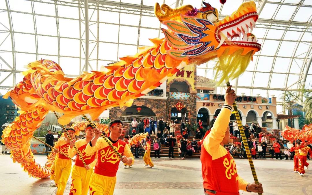 舞龙灯狐狐在欢乐谷前