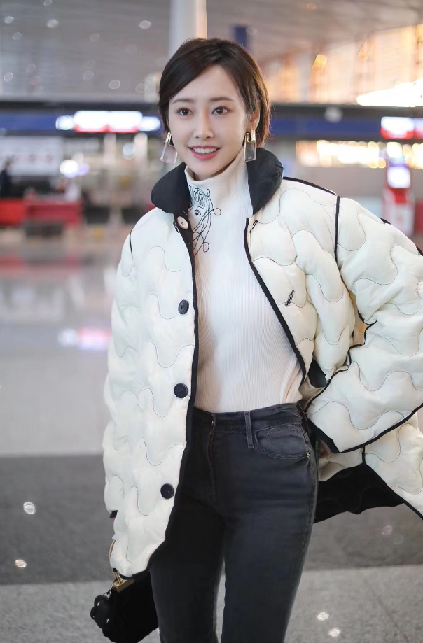 司理理的腿细到不敢相信把紧身裤穿成邹邹裤塞进长筒靴无压力