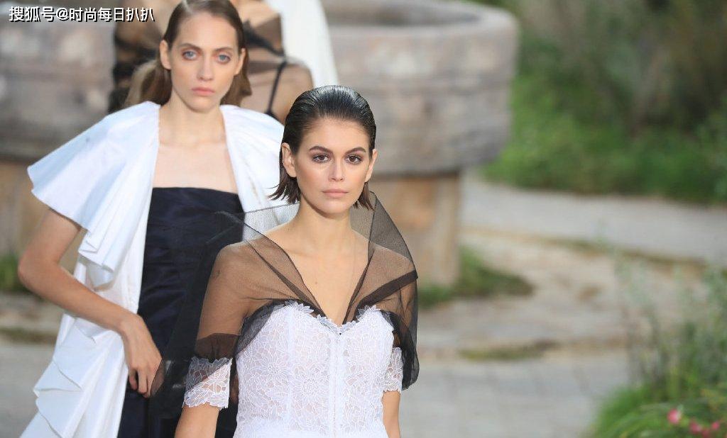 原创19岁超模凯雅·杰柏复古天鹅裙太酷,小香肩若隐若现,高端且时尚