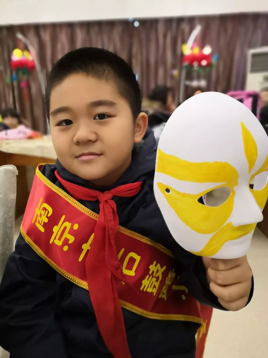 感受非遗文化 小小雏鹰手制京剧脸谱