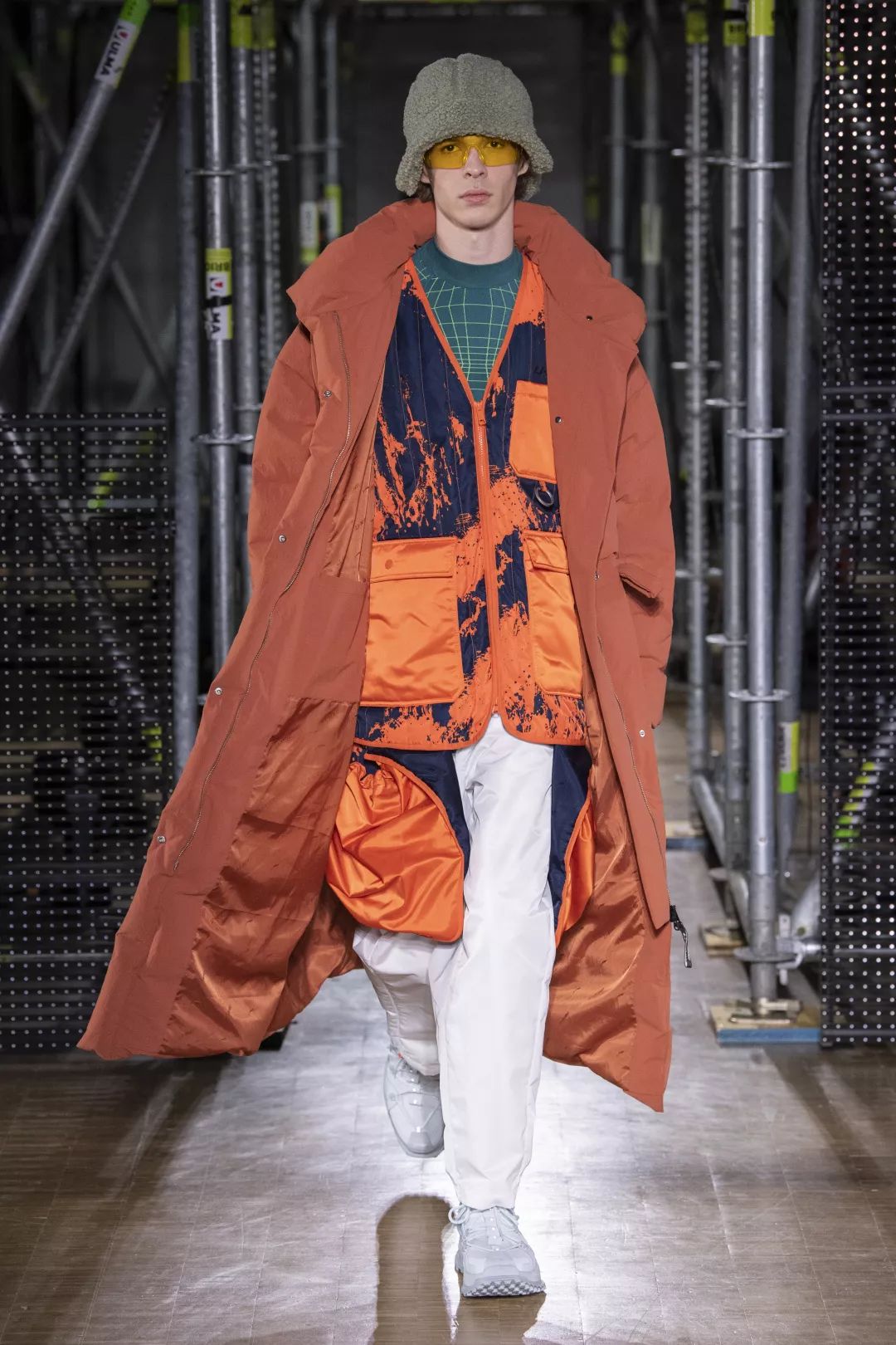 超燃三十而立的李宁携手成龙再次登上巴黎时装周