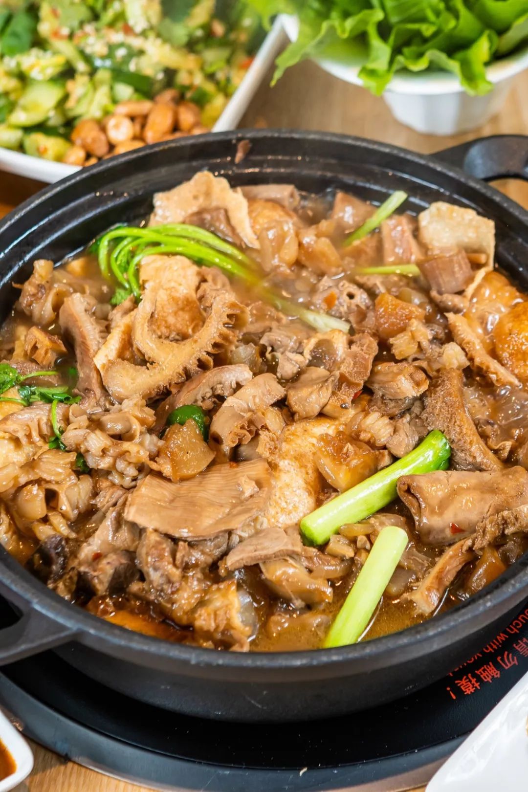 排队3小时就为这一口牛杂煲爆红广州30年连汤都不想剩下