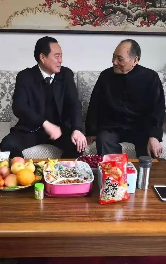 市交通运输局党组书记局长彭仁来党组成员副局长翟振朝走访慰问部分老