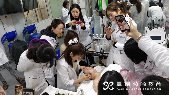 夏杨时尚教育特邀韩国皮肤管理专家来校授课